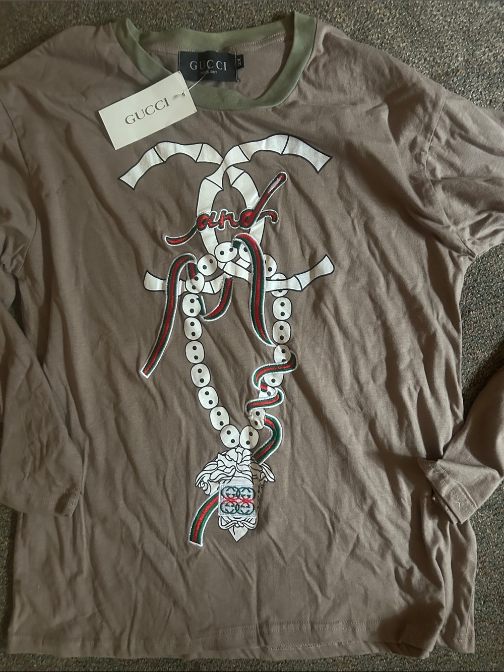 AUTHENTIC-Gucci Taupe Long Sleeve Tee / White Graphic and embroidered Green-NEW